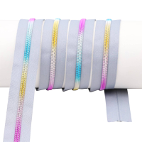 Endlos- Reißverschlüsse Modell "Brilliant" Nr. 7 / mit metallisierte Regenbogen Spirale hellgrau-regenbogen