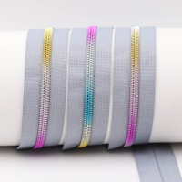 Endlos- Reißverschlüsse Modell "Brilliant" Nr. 7 / mit metallisierte Regenbogen Spirale hellgrau-regenbogen
